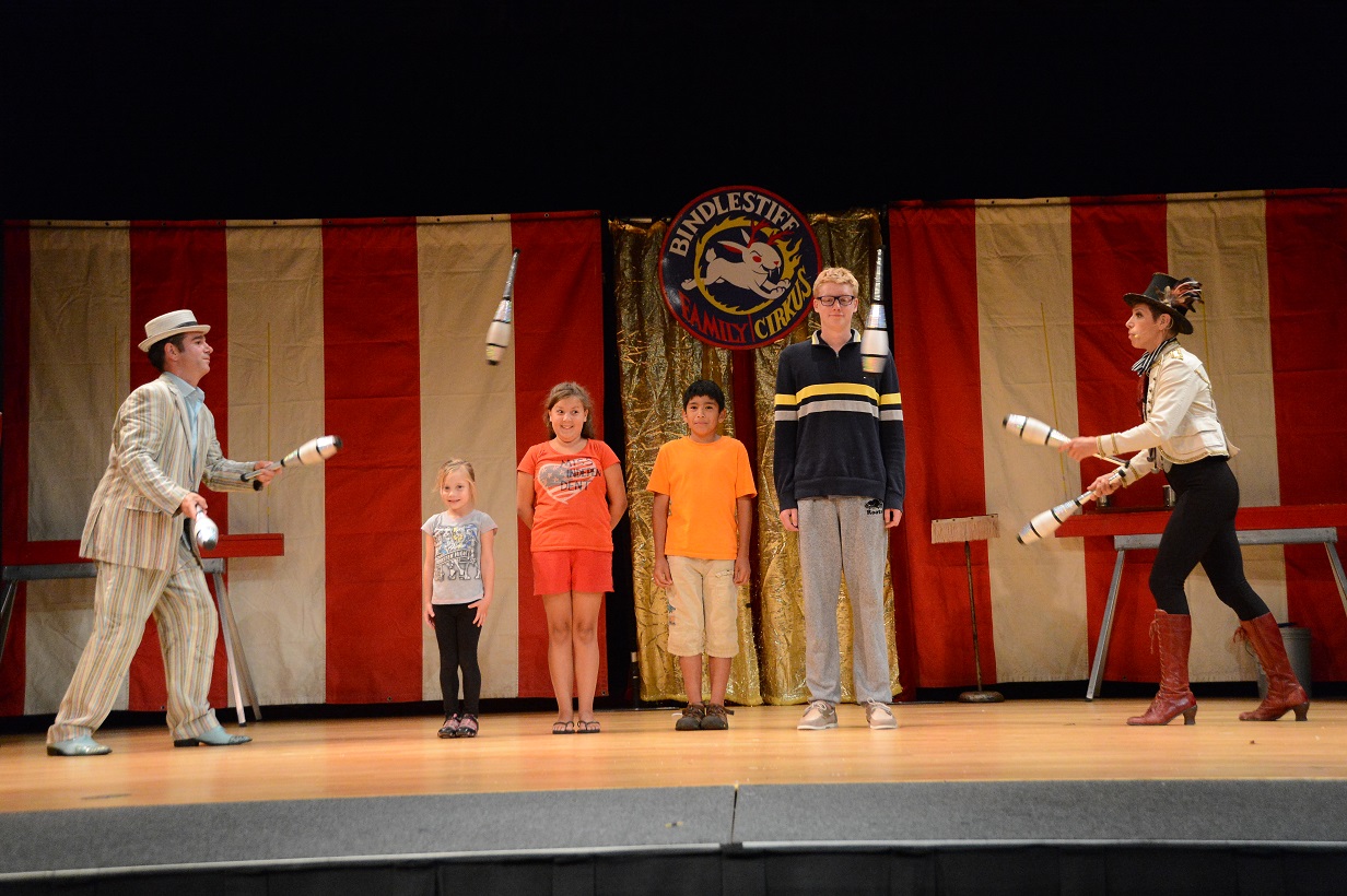Guest participation makes for great family pictures (Bindlestiff Family Cirkus)
