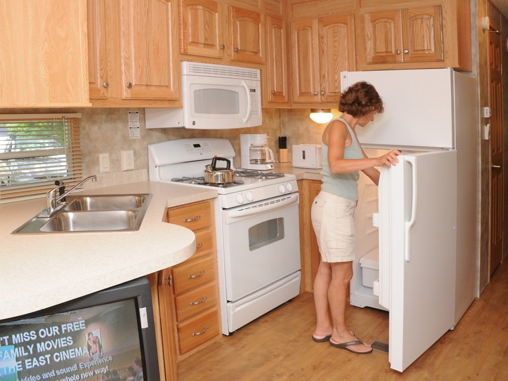 A kitchen equipped for all your needs – includes plates, glasses & silverware