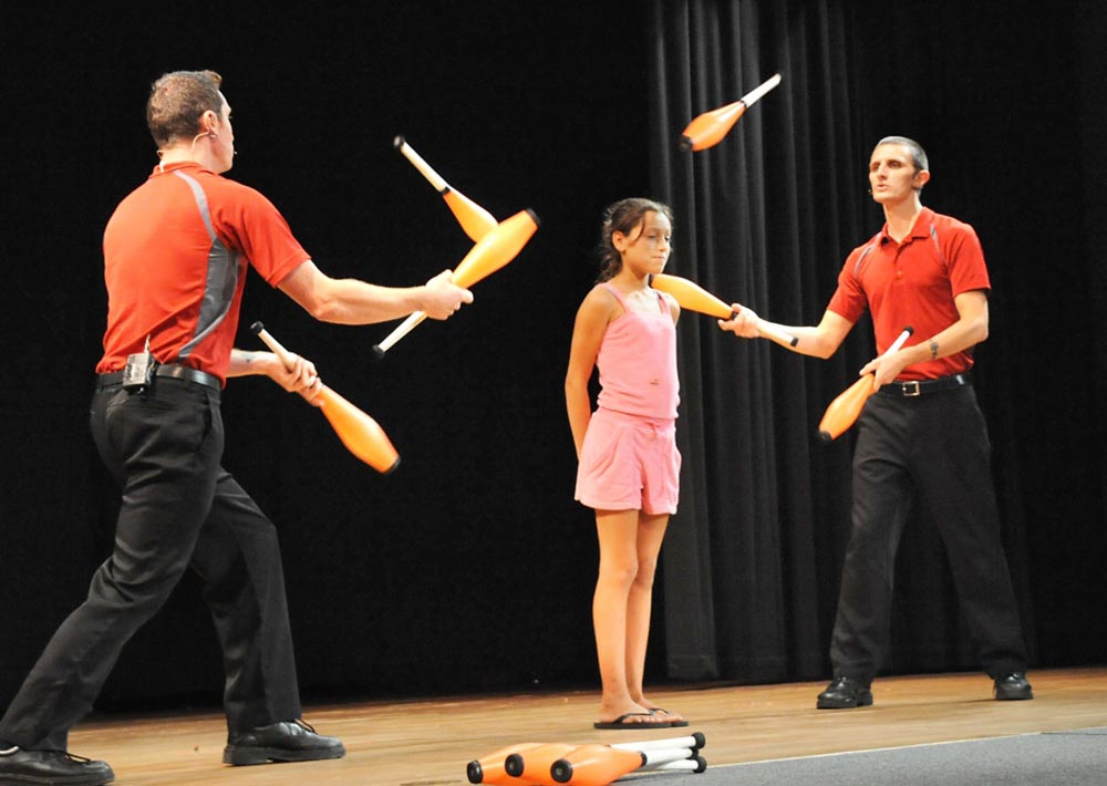 juggling performers