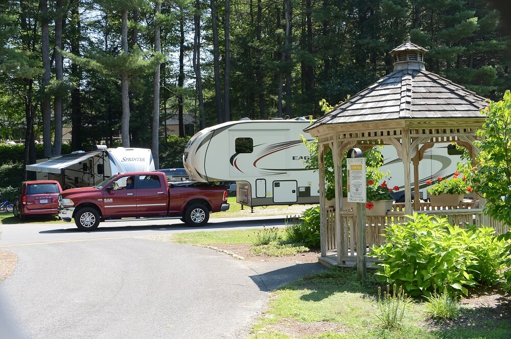 Truck pulling 5th wheel RV